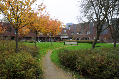 913086 Gezicht in het hofje aan de Troelstralaan te Utrecht.